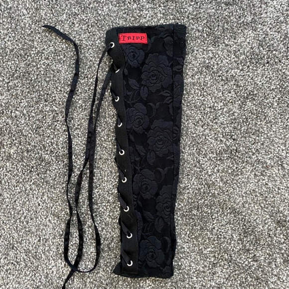 Tripp nyc rose lace single glove - Picture 2 of 3